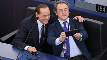 L'ancien chef d'Etat italien Silvio Berlusconi et le député espagnol Vox Hermann Tertsch posant pour un selfie, le 2 juillet 2019 à Strasbourg.