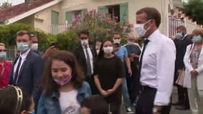 "Si moi je ne donne pas l'exemple, je vais me faire rouspéter": Emmanuel Macron refuse d'enlever son masque pour une photo