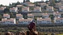 Palestinien masqué face à la colonie juive de Halamish, en Cisjordanie. Au lendemain de la reconnaissance implicite à l'Onu d'un Etat palestinien, Israël a confirmé vendredi un projet de construction de quelque 3.000 nouvelles habitations pour ses colons