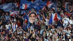 Le public de l'Arena Champs de Mars au soutien de Shirine Boukli et Luka Mkheidze, le 27 juillet 2024 aux Jeux olympiques de Paris