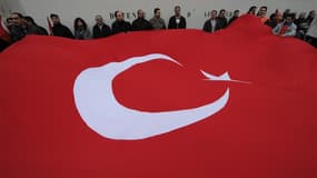 Manifestation à Paris de Franco-Turcs. La Turquie a rappelé jeudi son ambassadeur en poste à Paris pour protester contre l'adoption par les députés français d'une proposition de loi visant à pénaliser la négation des génocides, notamment le génocide armén