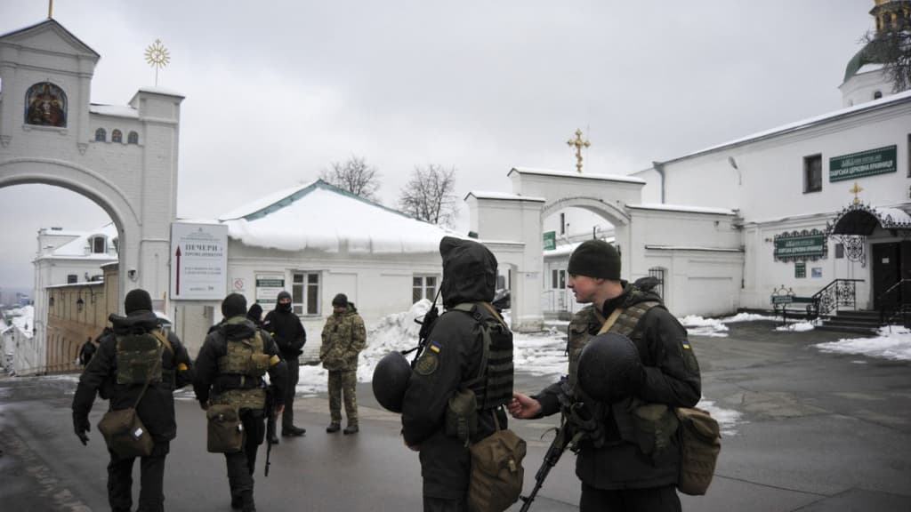 Des militaires du Service de sécurité de l'Ukraine (SBU) se tiennent devant l'entrée du monastère Pechersk Lavra à Kiev, le 22 novembre 2022.
