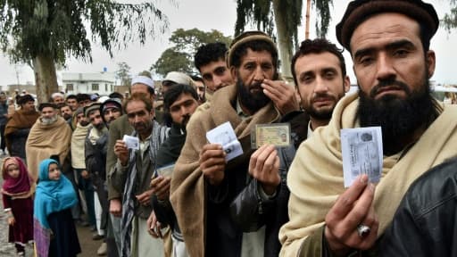 Des réfugiés afghans mettent à jour les données sur leur famille dans le centre du HCR à Chamkani, dans la périphérie de Peshawar au Pakistan, le 26 janvier 2017