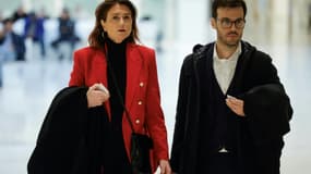 La député Sandrine Josso et son avocat Arnaud Godefroy, arrivent au palais de justice de Paris pour une confrontation avec le sénateur Joël Guerriau, le 6 novembre 2024