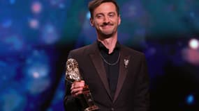 Le metteur en scène Thomas Jolly réagit après avoir reçu le Molière d'honneur lors de la 36e cérémonie des Molières, à Paris, le 28 avril 2025.
