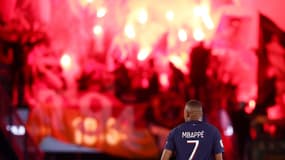 L'attaquant du PSG Kylian Mbappé face aux tribunes du Parc des Princes lors de la victoire du PSG face au RC Lens le 26 août 2023