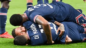 Di Maria et les joueurs parisiens après le but libérateur