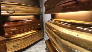 Des cercueils. 