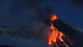 L'Etna et les coulées de lave sur ses flancs, lundi 16 décembre.