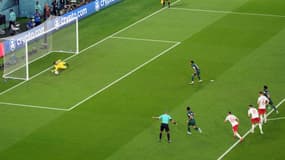 Le penalty du Saoudien Salem Al-Dawsari arrêté par Wojciech Szczesny