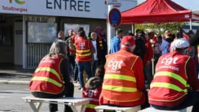 Des manifestants sont rassemblés à l'extérieur de la rafinerie de Total à Mardyck, près de Dunkerque, le 18 octobre 2022