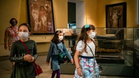 Des enfants portant des masques visitent le musée POuchkine à Moscou le 15 juillet 2020.
