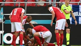 Christian Eriksen reçoit des soins de ses coéquipiers alors qu'il vient de faire un malaise cardiaque le 12 juin 2021 lors du match Danemark - Finlande dans le Parken Stadium de Copenhague