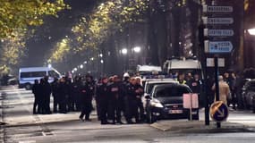 Cordon de police à proximité du lieu de la prise d'otages à Roubaix, mardi 24 novembre 2015.