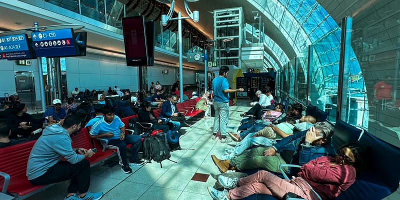 Des passagers attendent l'affichage de leur vol à l'aéroport international de Dubai le 17 avril 2024.