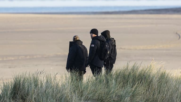 Des militants d'extrême droite britanniques surveillent la plage de Gravelines, pour empêcher des migrants de traverser la Manche, le 5 décembre 2025 dans le nord de la France