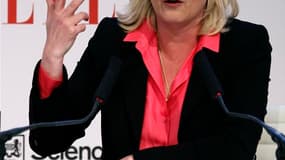 Au Forum ELLE/Sciences Po à Paris, Marine Le Pen a réaffirmé son opposition aux "avortements multiples", pratiqués à ses yeux comme un moyen de contraception, ainsi qu'aux quotas de femmes en politique. /Photo prise le 5 avril 2012/REUTERS/Jacky Naegelen