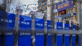 Des policiers autour du siège de la police où le maire d'Istanbul, Ekrem Imamoglu, est détenu après son arrestation, à Istanbul, le 19 mars 2025.