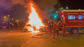 Une voiture brûlée Porte de Saint-Cloud à Paris en marge des célébrations du PSG, 31 mai 2025