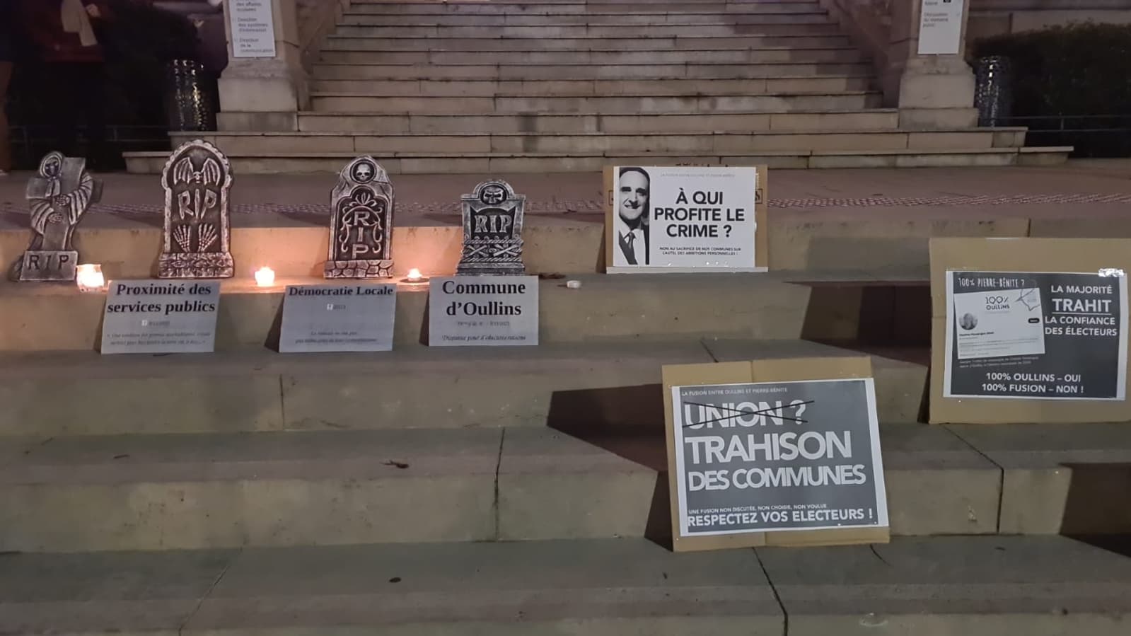 Des pierres tombales installées sur les marches de l'hôtel de ville d'Oullins ce mercredi 8 novembre.