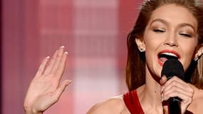 Le ma nnequin Gigi Hadid animant les American Music Awards,  le dimanche 20 novembre.