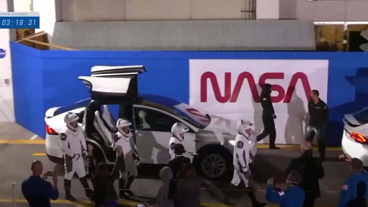 Des Tesla Model X ont transporté les astronautes jusqu'au pas de tir de la fusée Falcon 9 de SpaceX.