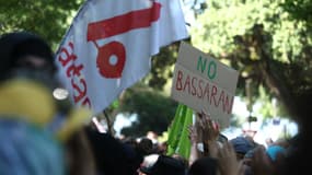 Pancartes lors d'une manifestation "anti-bassines" à La Rochelle, le 20 juillet 2024. 