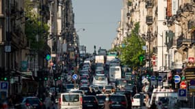 Une rue avec des voitures à Paris (photo d'illustration)