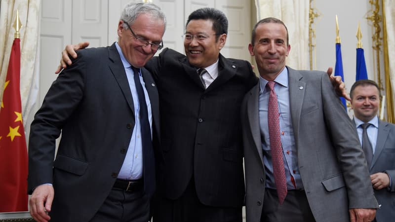 Le PDG d'EDF Jean-Bernard Levy, le président de CNNC Qian Zhimin et le directeur général d'Areva Philippe Knoche à Paris, le 30 juin 2015 lors de la signature d'un accord global entre la France et la Chine dans le nucléaire.