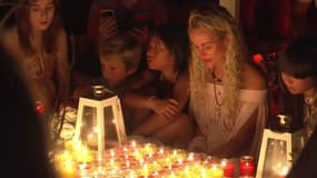 Entourée de fans à Saint-Barth, Laeticia Hallyday émue lors d'une veillée devant la tombe de Johnny