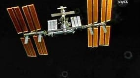 La Station spatiale internationale (ISS) va modifier sa trajectoire de 700 mètres, un changement d'orbite destiné à écarter le risque d'une collision avec un débris susceptible de l'endommager fortement. /Photo d'archives/REUTERS/NASA TV