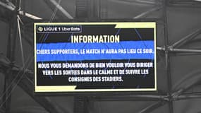 Un écran du stade Vélodrome annonce que le match OM-OL est annulé.