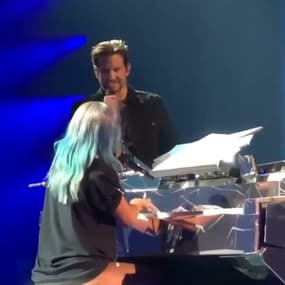 Quand Bradley Cooper rejoint Lady Gaga sur scène pour chanter "Shallow"