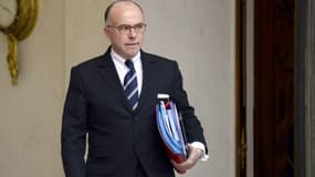 Le ministre de l'Intérieur, Bernard Cazeneuve, s'est prononcé contre l'accès de l'avocat au dossier lors des gardes à vue.