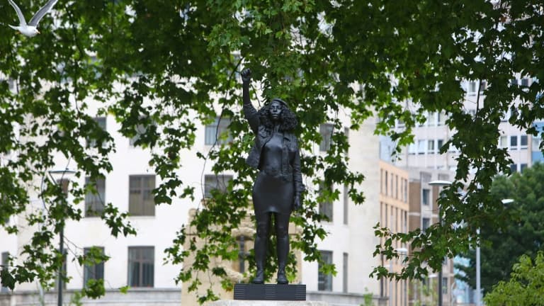 Une statue de l'artiste britannique Marc Quinn représentant une manifestante de Black Lives Matter a remplacé à Bristol en Angleterre le 15 juillet 2020 celle d'un ancien marchand d'esclaves avant d'être retirée le lendemain