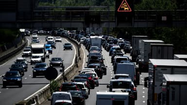 Un embouteillage sur l'A7 à hauteur de Chasse-sur-Rhône le 2 juillet 2022