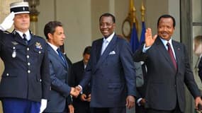 Sur le perron de l'Elysée, Nicolas Sarkozy, le président tchadien Idriss Déby (au centre) et son homologue camerounais Paul Biya. Le chef de l'Etat, qui a reçu à déjeuner à l'Elysée les chefs d'Etat de 12 pays d'Afrique francophone subsaharienne, a déclar