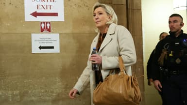 La présidente du groupe parlementaire du parti d'extrême droite Rassemblement National (RN) Marine Le Pen au palais de justice lors de son procès en appel à Paris, le 15 janvier 2026.