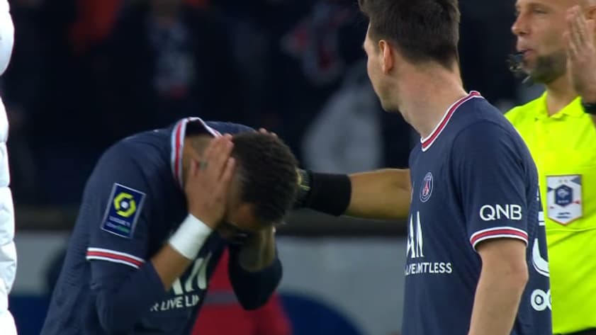 Neymar avant le coup d'envoi de PSG-LOSC Neymar avant le coup d'envoi de PSG-LOSC