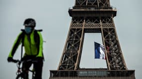 Un cycliste porte un masque