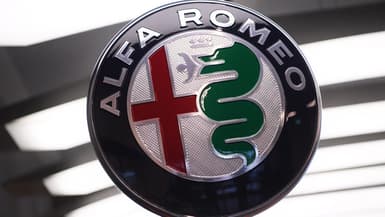 Le logo de la marque Alfa Romeo, le Biscione, ce serpent qui dévore un homme, et la croix symbole de Milan.