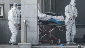 Équipe médicale transportant un malade du virus, à Wuhan, Chine