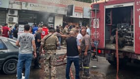 Des personnes et des secouristes se rassemblent sur les lieux de l'explosion d'un engin à Saïda, dans le sud du Liban, le 18 septembre 2024. 
