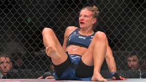 Manon Fiorot au moment de son knockdown subi dans les dernières secondes du 4e round lors du combat pour le titre des -57kg face à Valentina Shevchenko, ce dimanche à Montréal.