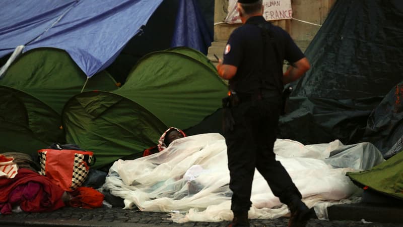 Un policier devant un camp de réfugiés à Paris en septembre 2015 (photo d'illustration)