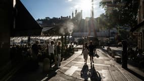 La terrasse d'un café à Lyon, où des brumisateurs ont été installés pour rafraîchir les clients lors d'un épisode de chaleur, le 22 juillet 2024. PHOTO D'ILLUSTRATION