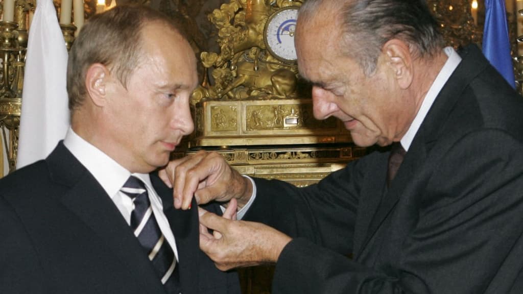 Jacques Chirac décore Vladimir Poutine de l'ordre de la Grand'Croix en 2006 Jacques Chirac décore Vladimir Poutine de l'ordre de la Grand'Croix en 2006