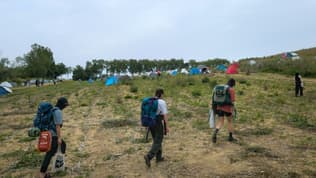 Des militants arrivent à un campement "ZAD" (Zone à défendre) mis en place pour protester contre le projet d'autoroute A69 entre Toulouse et Castres, près de Puylaurens, le 7 juin 2024 dans le Tarn