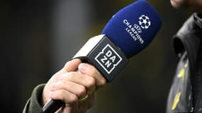 Un journaliste du diffuseur DAZN installe un microphone pour une interview avant un match de C1 à Dortmund, le 5 novembre 2019