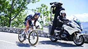 Une moto caméra et le coureur autrichien Marco Haller sur le Tour de France, le 14 juillet 2024